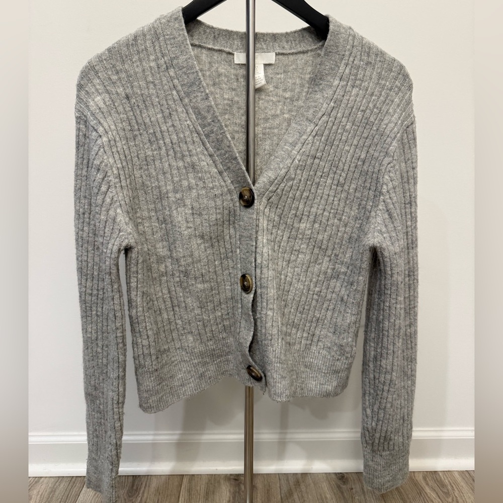 H&M Ribbed Knit Cropped Button Front Cardigan Sweater – Gray, Size Small